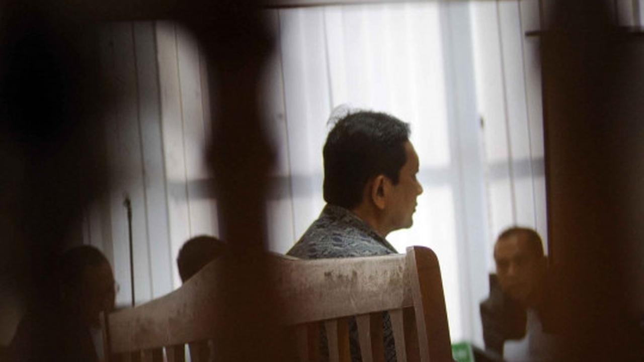 Dituntut JPU 19 tahun penjara, Udar tampak lesu