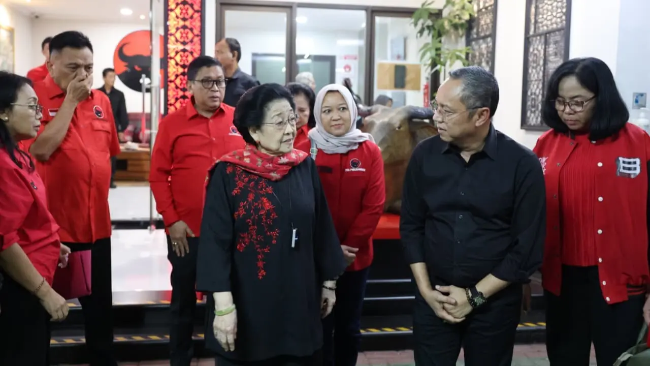 Ketua Umum PDIP Megawati Soekarnoputri bersama jajaran DPP PDIP, salahsatunya Bendum PDIP Olly Dondokambey di Sekolah Partai, Lenteng Agung, Jakarta.
