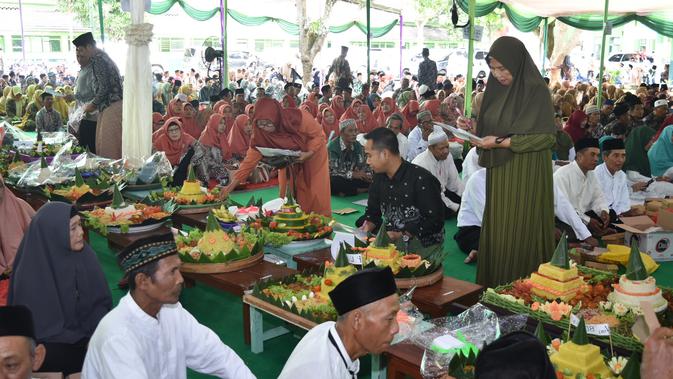 Lomba tumpeng antar-angkatan alumni YPP Darul Ma'arif Lamongan mewarnai kemeriahan Halal Bihalal dan Reuni Akbar yang digelar IKA Darma. (Foto: Istimewa)
