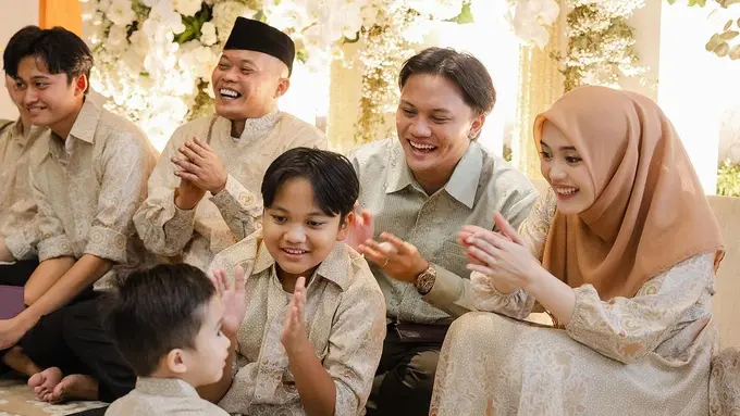 Momen pengajian jelang pernikahan Rizky Febian. [Foto: Isntagram/rizkyfbian]