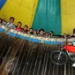 Pengendara motor melakukan akrobat 'Tong setan' di pasar malam PURI BETA II, Tangerang , Banten, Kamis (31/12). Acara ini untuk menghibur masyarakat yang ingin menghabiskan malam tahun baru. (Liputan6.com/Helmi Afandi)