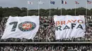 Banner ucapan selamat kepada Rafael Nadal terpampang pada tribun penonton usai laga Final Tunggal Putra, Prancis Terbuka 2017 di Roland Garros stadium, Paris, (11/6/2017). Nadal menang  6-2, 6-3, 6-1. (AP/Petr David Josek)
