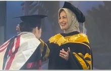 Momen Rektor Wisuda Putrinya Sendiri yang Raih Gelar Doktor Ini Viral, Tuai Pujian