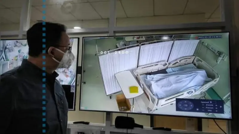 Gubernur DKI Anies Baswedan memperlihatkan gambar jenazah pasien Covid-19 di rumah sakit