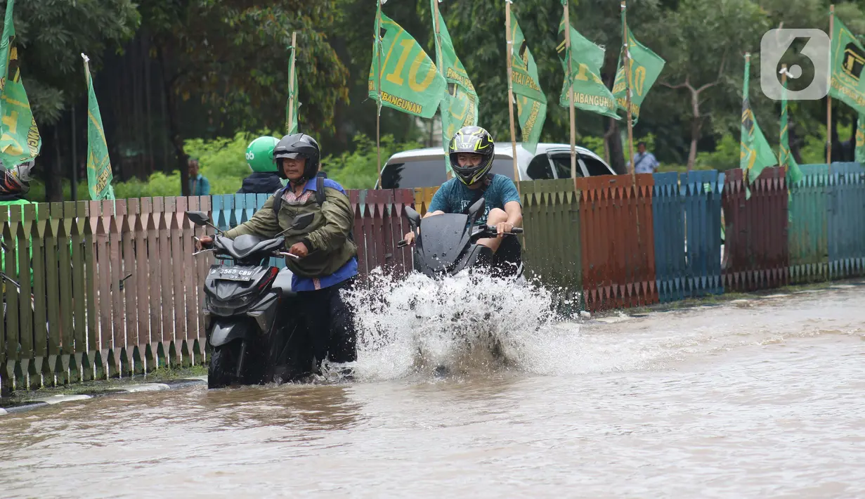 Sejumlah pengendara nekat menerobos genangan banjir di Jalan dr Sutomo, Pasar Baru, Jakarta, Selasa (25/2/2020). Hujan yang mengguyur Jakarta sejak Senin (24/2) malam membuat sejumlah kali meluap dan menyebabkan banjir. (Liputan6.com/Helmi Fithriansyah)