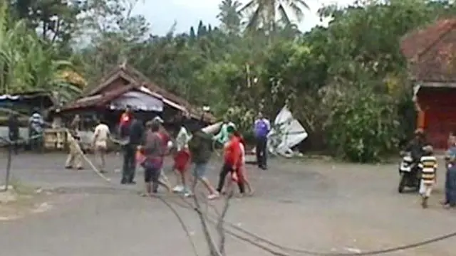 Tiang Listrik Tersangkut Truk, Listrik di 3 Kecamatan Padam