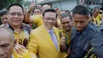Ketua Umum Partai Golkar Agung Laksono (tengah) usai mengikuti sidang putusan Mahkamah Partai Golkar di DPP Partai Golkar, Jakarta, Selasa (3/3/2015). Mahkamah Partai memenangkan kubu Agung. (Liputan6.com/Andrian M Tunay)