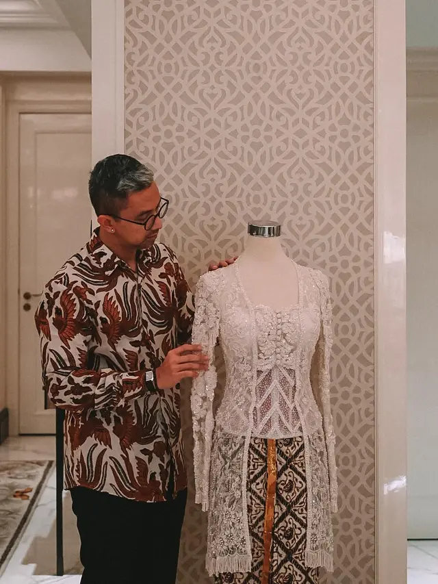 Didiet Maulana dan pakaian pengantin Isyana Sarasvati (Instagram/ didietmaulana)