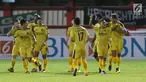 Pemain Bhayangkara FC merayakan gol yang dicetak Sani Rizki Fauzi (kedua kanan) saat melawan PSMS pada lanjutan Go-Jek Liga 1 Indonesia bersama Bukalapak di Stadion PTIK, Jakarta, Jumat (3/8). Bhayangkara FC unggul 3-1. (Liputan6.com/Helmi Fithriansyah)