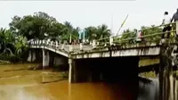 Banjir bandang yang tadi malam melanda Banjarsari, Ciamis mengakibatkan permukiman warga dan sekolah terendam lumpur.