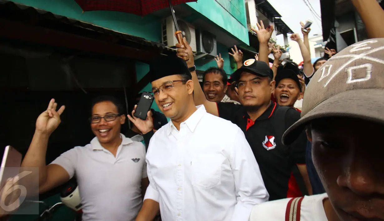 Cagub DKI Jakarta nomor 3, Anies Baswedan saat memantau pemilihan ulang di TPS 29, Kampung Pulo, Kalibata, Jakarta Selatan, Minggu (19/2). Sebanyak 512 DPT di kelurahan tersebut terpaksa melakukan PSU. (Liputan6.com/Helmi Afandi)