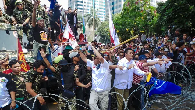 Massa pendukung Prabowo-Hatta terus bergerak. Mereka memaksa masuk ke gedung Mahkamah Konstitusi (MK) dengan menembus kawat berduri di Jalan Medan Merdeka Barat, Jakarta. 