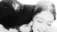Zayn Malik mendaratkan ciuman di pipi sang kekasih, Bella Hadid saat sang pacar berulang tahun yang ke-22. (Instagram Zayn Malik)