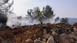 Di hari kedua terjadinya memadamkan kebakaran hutan di dekat Yerusalem, tim pemadam kebakaran Israel masih terus berupaya menjinakkan kobaran api. (Menahem Kahana/AFP)