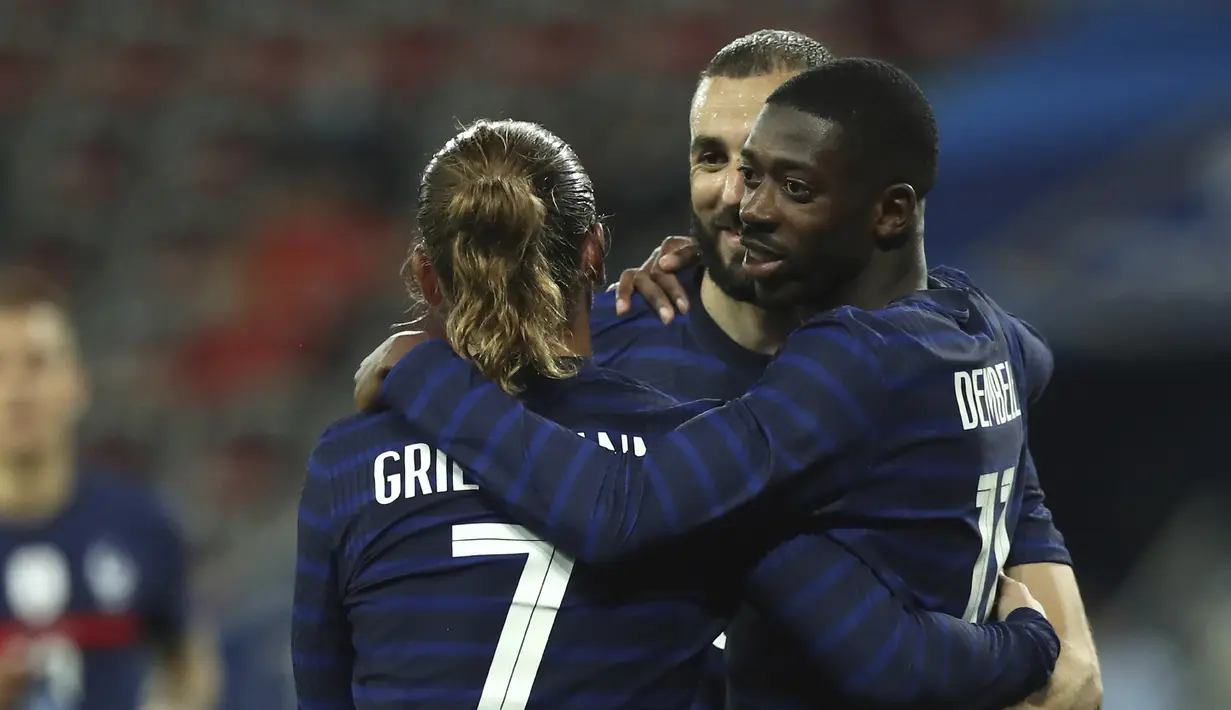 Striker Prancis, Ousmane Dembele (kanan) melakukan selebrasi usai mencetak gol ketiga timnya ke gawang Wales dalam laga uji coba menjelang berlangsungnya Euro 2020 di Allianz Riviera Stadium, Nice, Rabu (2/6/2021). Prancis menang 3-0 atas Wales. (AP/Daniel Cole)