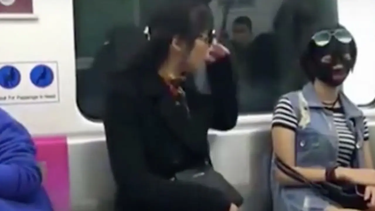 pake masker di kereta