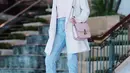 Di akun Instagramnya, Shandy Aulia kerap memosting foto-foto dirinya dengan gaya kasual. Ia selalu tampil simpel namun tetap stylish. Seperti sedang hangout, wanita kelahiran 23 Juni 1987 ini memakai outer yang dipadukan dengan kaus dan celana jeans. (Liputan6.com/IG/@shandyaulia)