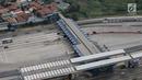 Pantauan udara bersama Whitesky Aviation kondisi lalu lintas terpantau lengang di Gerbang Tol Cikarang Utama, Jawa Barat, Senin (2/6/2019). Jumlah kendaraan yang terpantau pun dapat dikatakan sepi untuk momentum arus mudik Lebaran. (Liputan6.com/Faizal Fanani)