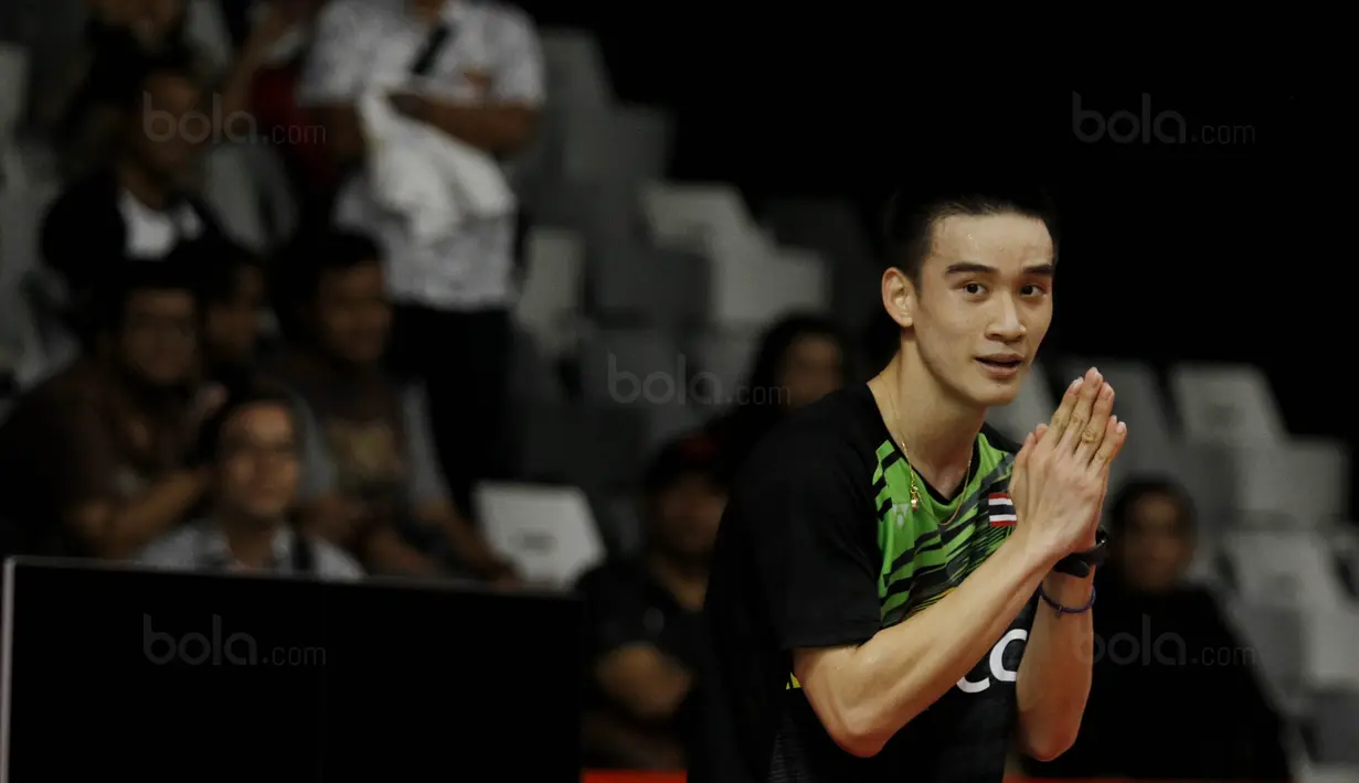 Tunggal putera Thailand, Kantaphon Wangcharoen, tampak bahagia usai menyingkirkan wakil Cina, Lin Dan, pada laga Indonesia Masters 2018 di Istora Senayan, Rabu (24/1/2018). Lin Dan takluk 21-15 21-19. (Bola.com/M Iqbal Ichsan)