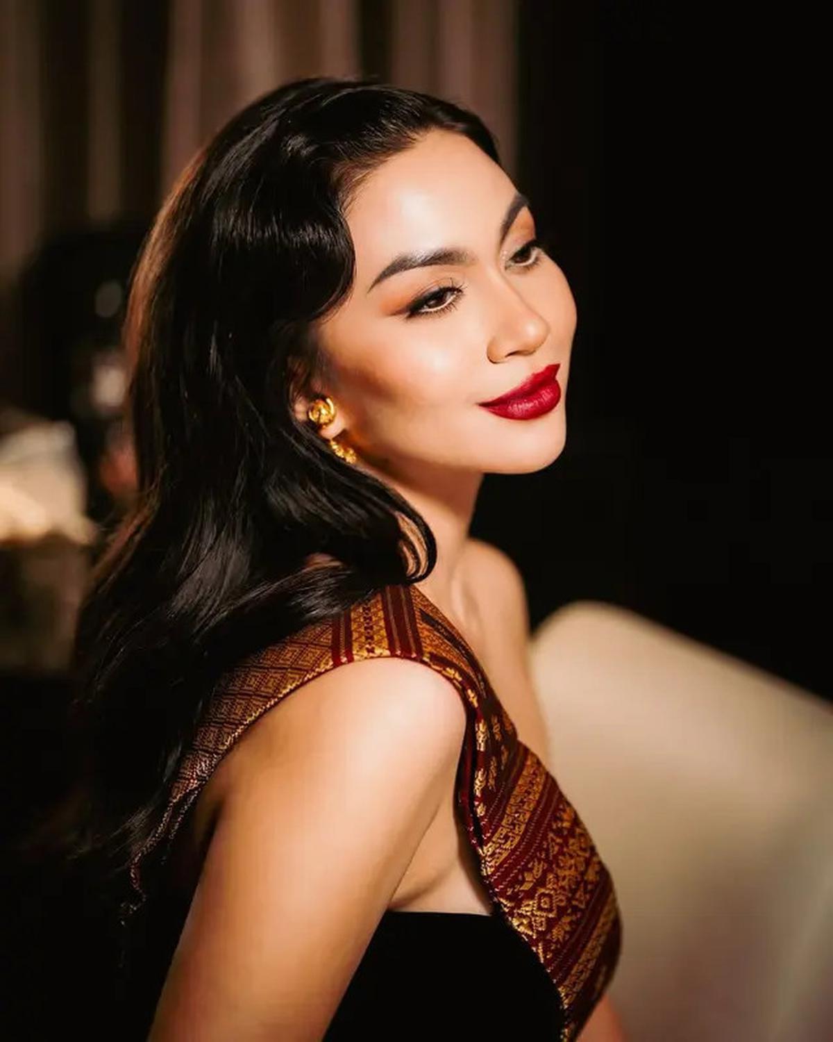 6 Potret Cantik Paripurna Ariel Tatum saat Dipulas Lipstik Merah yang Berani