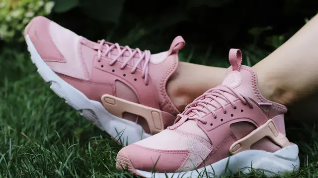 Tampil Feminim dan Manis dengan Sepatu Pink