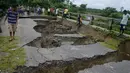 Kondisi sebuah jembatan yang hancur akibat hujan deras yang mengguyur Desa Toribari, pinggiran Siliguri, India, Kamis (21/7). Hujan deras yang terus menerus turun di India dalam 48 jam terakhir menyebabkan banjir dan tanah longsor. (DIPTENDU Dutta/AFP)