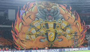 The Jakmania membentangkan koreografi raksasa Macan memeluk trofi saat laga Persija Jakarta  vs PSIM Yogyakarta pada laga pekan ke-14 BRI Super League 2025/2026 di Stadion Utama Gelora Bung Karno, Jakarta, Jumat (28/11/2025) malam. (Bola.com/M Iqbal Ichsan).