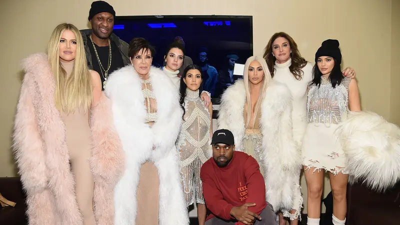 20160211-Kompaknya Kardashian-Jenner Bersaudara saat Fashion Show Kanye West-New York