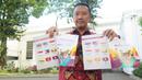 Menpora Imam Nahrawi memperlihatkan buku panduan SEA Games 2017 edisi revisi yang tak lagi menampilkan bendera Merah Putih terbalik. Hingga akhirnya Malaysia pun mencetak ulang buku panduan SEA Games 2017. (Liputan6.com/Ahmad Romadoni)