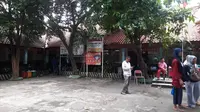 SDN Pondok Cina 1 masih didatangi sejumlah orang tua siswa terkait rencana relokasi sekolah yang berada di Jalan Raya Margonda, Kota Depok. (Liputan6.com/Dicky Agung Prihanto)