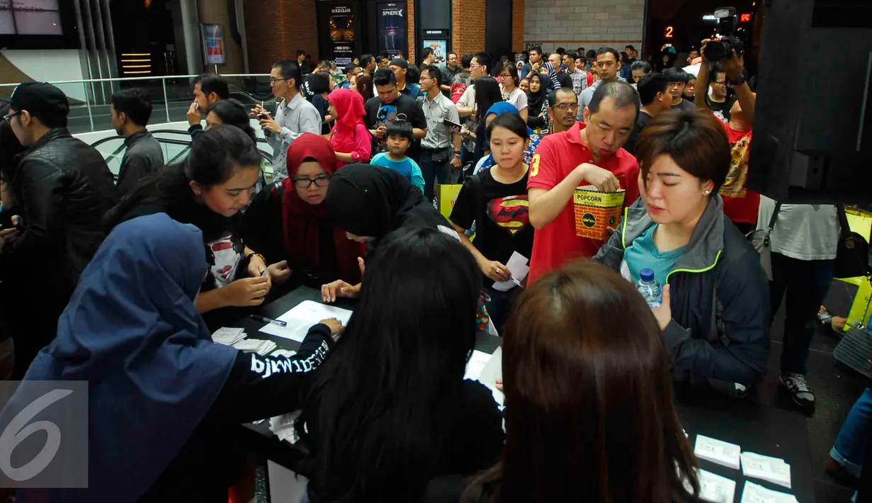 Pengunjung memadati stand pengambilan tiket nonton bareng Batman Vs Superman : Dawn of Justice di bioskop CGV Blitz Grand Indonesia Jakarta, Sabtu (26/3). Acara ini bertujuan untuk menarik nasabah baru BJB. (Liputan6.com/Angga Yuniar)