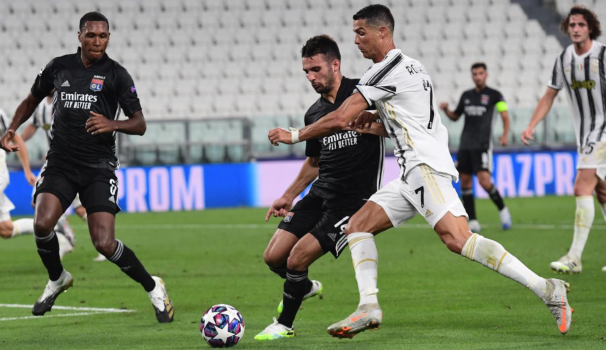 Penyerang Juventus, Cristiano Ronaldo, berebut bola dengan bek Olympique Lyon, Leo Dubois, pada laga leg kedua Liga Champions 2019/2020 di Stadion Allianz, Sabtu (8/8/2020) dini hari WIB. Juventus kalah agregat 2-2 atas Olympique Lyon. (AFP/Miguel Medina)