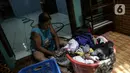 Warga bersih-bersih pakaian usai terendam banjir di kawasan Kampung Melayu, Jakarta, Senin (8/11/2021). Banjir akibat luapan Kali Ciliwung tersebut merendam pemukiman setinggi 60 cm sejak 7 November 2021 sore. (Liputan6.com/Faizal Fanani)