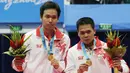 Medali emas Ganda Putra Asian Games 2010. Dalam partai final yang digelar di Guangzhou, Cina, Markis Kido/Hendra Setiawan mengalahkan pasangan Malaysia, Koo Kien Keat/Tan Boon Heong. (Foto: AFP/Liu Jin)