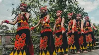 Ilustrasi budaya, Kalimantan. (Photo by Ibadah Mimpi: https://www.pexels.com/photo/women-wearing-traditional-clothes-dancing-on-wooden-dock-3337585/)