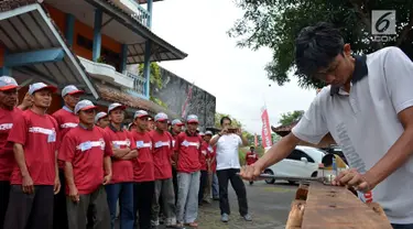 Instruktur memberi pelatihan kepada 80 tenaga konstruksi pada acara Edutainment di Kabupaten Pacitan, Selasa (6/11). Kegiatan yang digelar PT Semen Indonesia (Persero) Tbk merupakan strategi untuk meningkatkan kepuasan pelanggan. (Liputan6.com/HO/Eko)