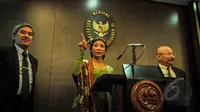 Menteri Kelautan dan Perikanan Susi Pudjiastuti (tengah) menjawab pertanyaan wartawan usai bertemu Sekretaris Angkatan Laut Amerika Serikat Ray Mabus di Jakarta, Senin (23/3/2015).  (Liputan6.com/Faizal Fanani)