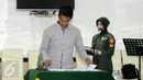 Wasit Thoriq Alkatiri menandatangani nota integritas usai pengucapan sumpah dan janji di Makostrad, Jakarta, Kamis (2/2). Puluhan wasit yang akan memimpin laga Piala Presiden mengucapkan sumpah dan janji. (Liputan6.com/Helmi Fithriansyah)