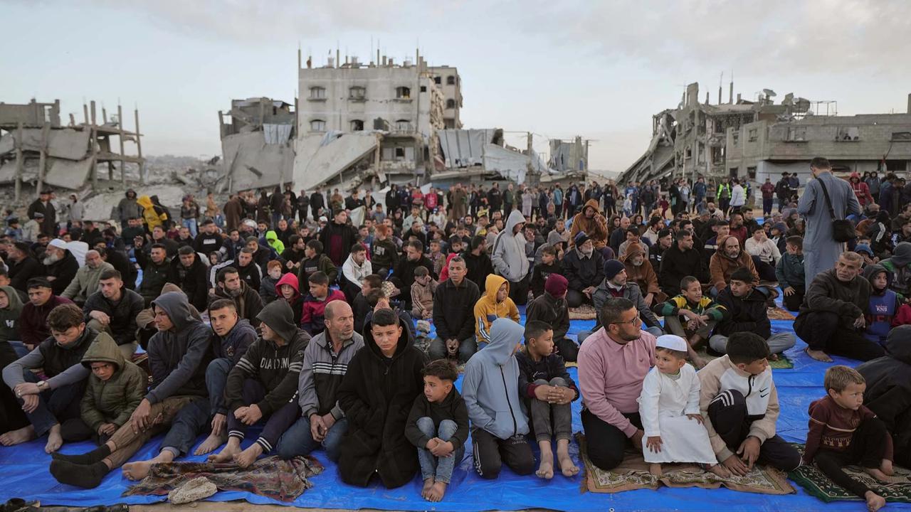 FOTO: Salat Idul Fitri di Tengah Reruntuhan Gaza