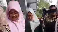 Tangkapan sebuah video yang diduga berisi ejekan Ketua DPRD Garut, Jawa Barat sekaligus Ketua DPD Golkar Garut Euis Ida Wartiah, kepada para pendemo PPPK di Gedung DPRD Garut menjadi viral. (Liputan6.com/Jayadi Supriadin)