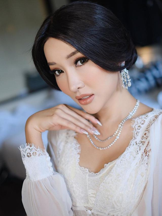 Potret Lucinta Luna Dilamar Sang Kekasih Kenakan Gaun Pengantin, Vibesnya Barbie Dilamar Ken