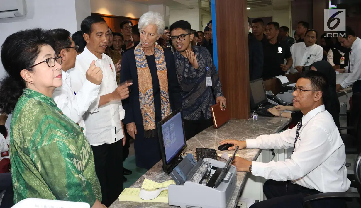Presiden Joko Widodo saat menemani Managing Director IMF Christine Lagarde melihat fasilitas pelayanan dengan menggunakan Kartu Indonesia Sehat (KIS) untuk kesehatan masyarakat  di RSPP Jakarta, Senin (26/2). (Liputan6.com/Angga Yuniar)