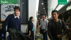 Pebalap Manor Racing asal Indonesia, Rio Haryanto, berangkat menuju ke Melbourne, Australia, untuk berlomba di seri pertama F1 musim 2016, Senin (14/3/2016). (Bola.com/Yus Mei Sawitri)
