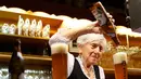 Kathi Kink (91) menuangkan bir kedalam gelas pesanan pengunjung di restoran 'Zum Goldenen Tal' di Weyarn, Jerman. Foto diambil pada 1 Februari 2015. (REUTERS/Michaela Rehle)