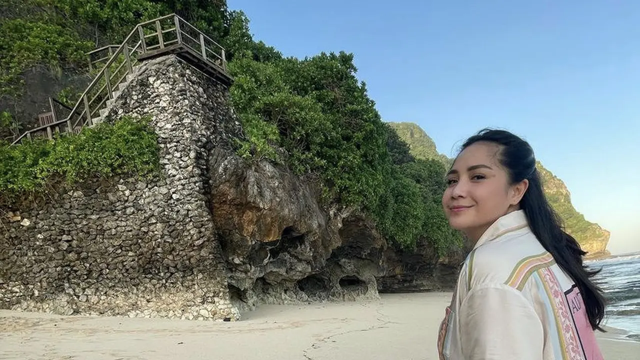 Kemeja Puluhan Juta Nagita Slavina Saat Liburan ke Bali