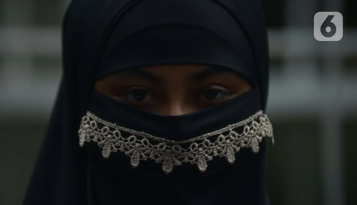 Pengungsi etnis Rohingya melakukan aksi di depan Gedung UNHCR, Jakarta, Jumat (26/11/2021). Unjuk rasa dilakukan menuntut pemerintah Indonesia dan UNHCR agar lebih memperhatikan nasib pengungsi sebagai manusia yang lebih dari 9 tahun tak kunjung diperhatikan. (merdeka.com/Imam Buhori)