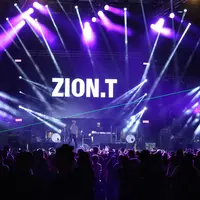 Zion.T tak sangka sambutan fans Indonesia di Gudfest begitu meriah. (Daniel Kampua/Fimela.com)