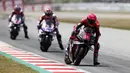 Pebalap Aprilia Racing, Aleix Espargaro melakukan blunder konyol yang berakibat kehilangan podium keduanya saat balapan tinggal menyelesaikan satu lap lagi di MotoGP Catalunya, Minggu (05/06/2022) malam WIB. (AP/Joan Monfort)