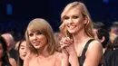 Rumor pun tersebar bahwa Karlie Kloss mungkin sudah tak lagi menjadi sahabat Taylor Swift. (StyleCaster)