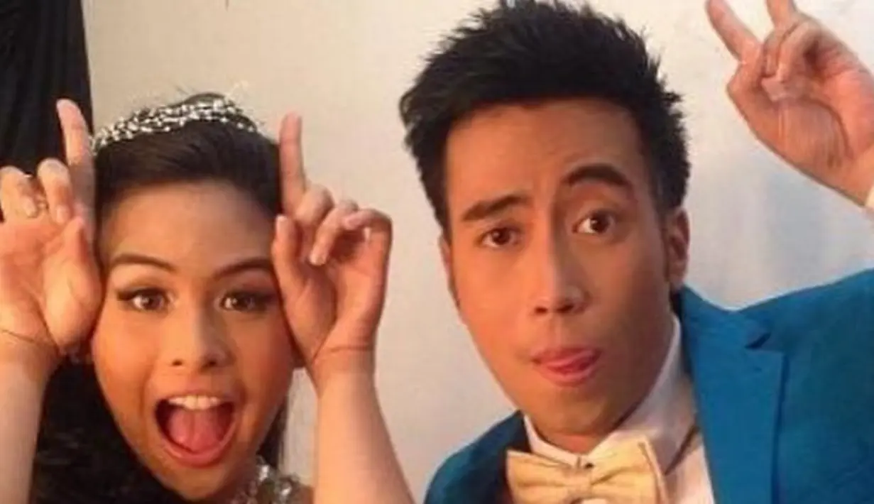 Maudy Ayunda meunggah potret dirinya bersama Vidi Aldiano yang mengenakan setelan jas biru lengkap dengan dasi kupu-kupunya.  [@maudyayunda]